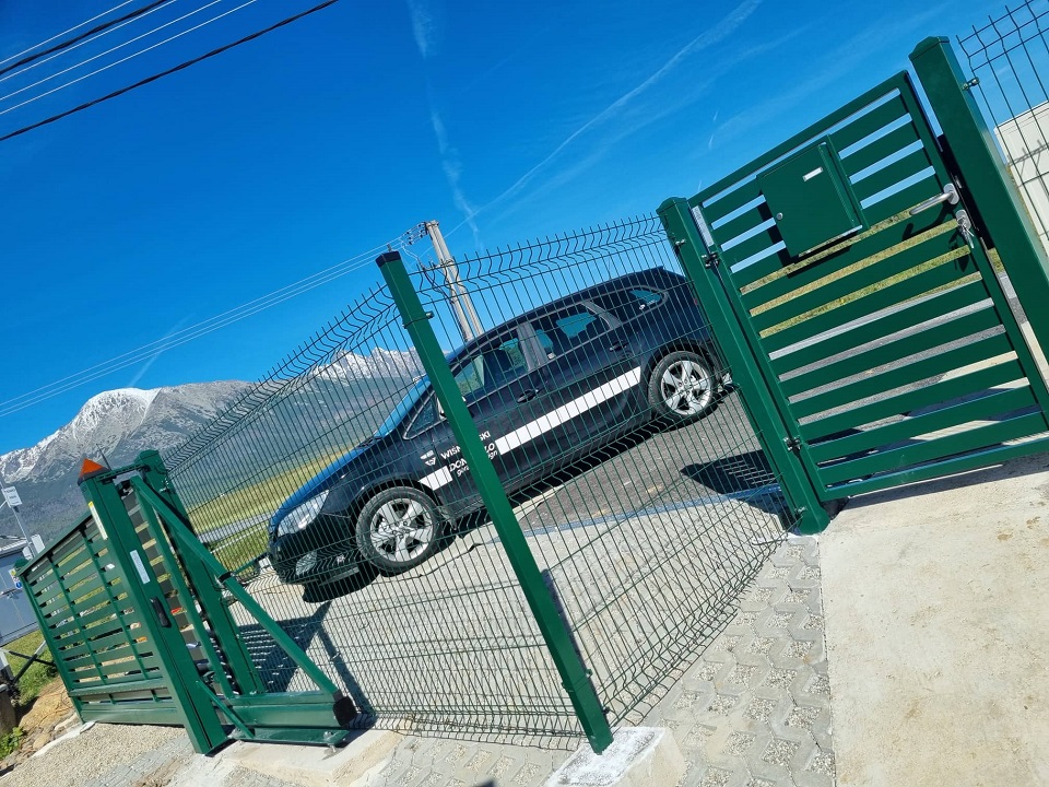 Plot - oplotenie na kľúč | Gerlachov - okr. POPRAD | privátna realizácia Zameranie, poradenstvo, tvorba technickej dokumentácie, demontáž starého plotu - oplotenia, výkopové práce, betonáž, osádzanie plota a posuvnej samonosnej brány s bráničkou,. <br>
| plot MODERN AW 10.104 + oplotenie Vega B. <br>
| trendová kombinácia jaklového plotu s panelovým oplotením VEGA B. <br>| vhodne navrhnutá zelená RAL 6005.